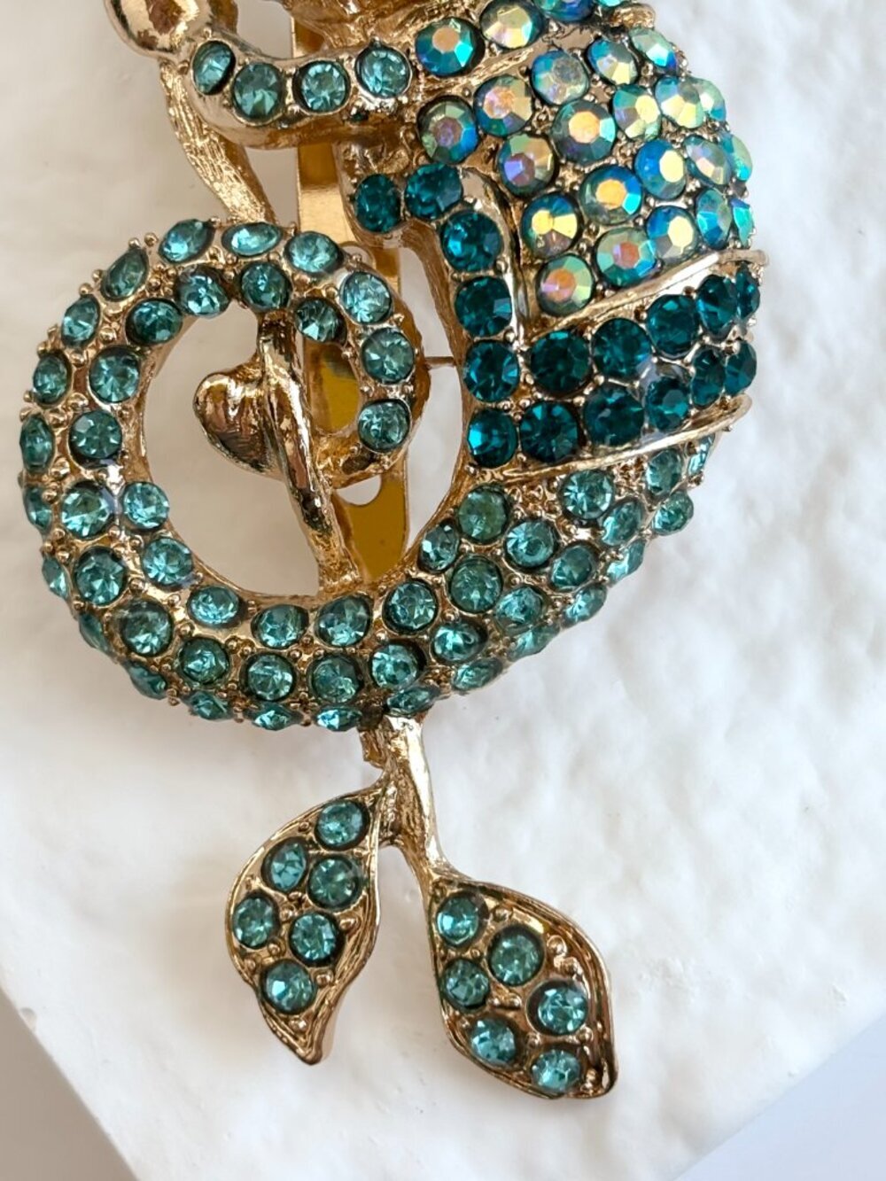 Mint Blue Rhinestone Chameleon Reptile Lizard on Branch Gold Toned Brooch Pin - Picture 4 of 12